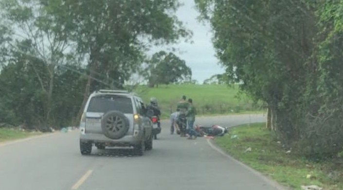 Mulher fica ferida após queda de moto em Campos