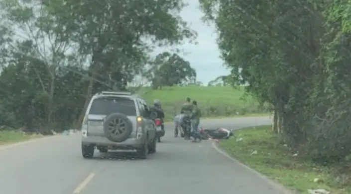 Mulher fica ferida após queda de moto em Campos