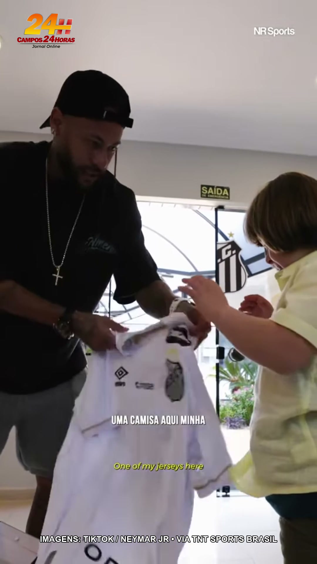 Neymar entrega camisa do Santos a Noah
