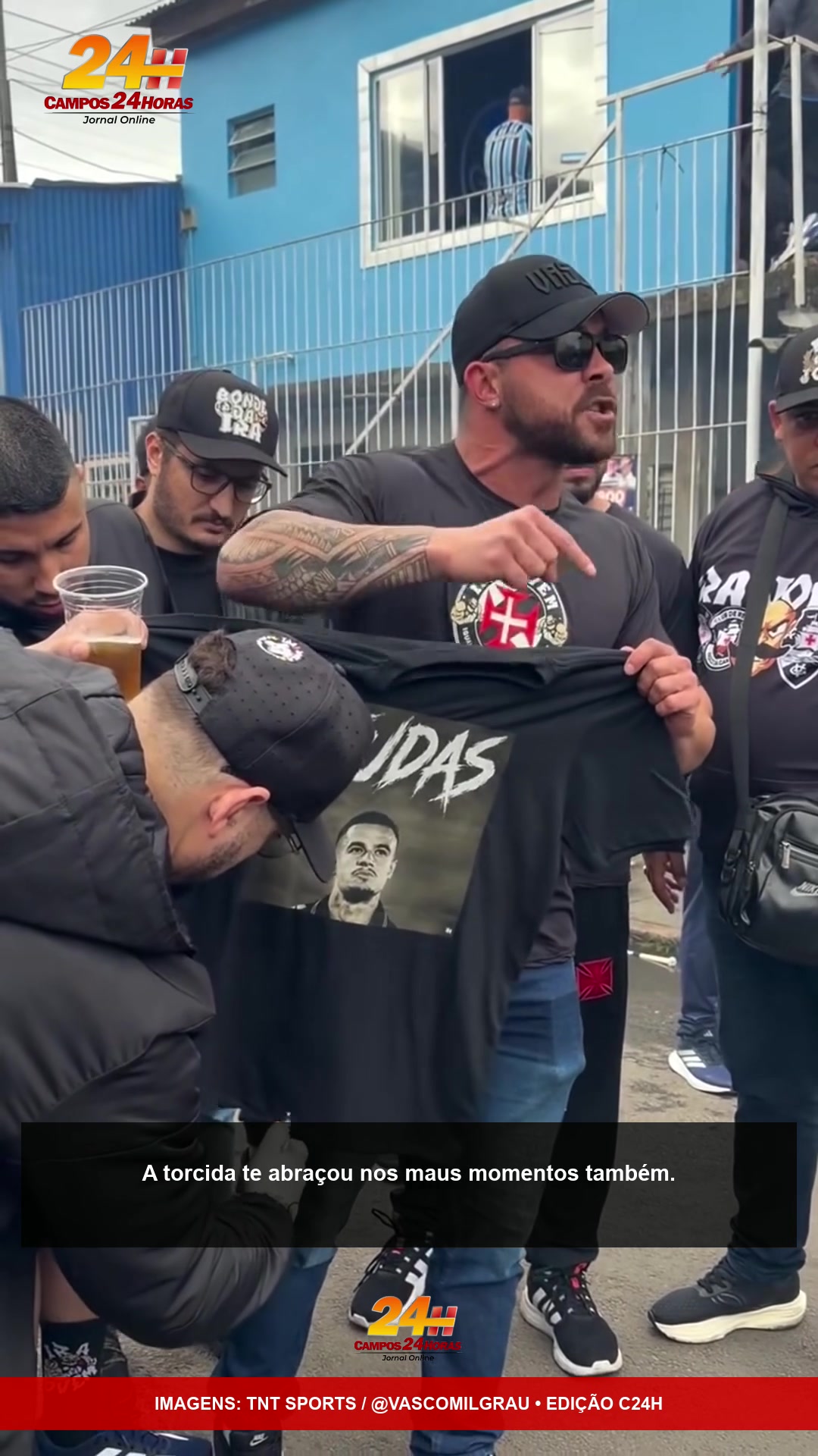 Camisa com a palavra Judas é exibida por torcedores do Vasco