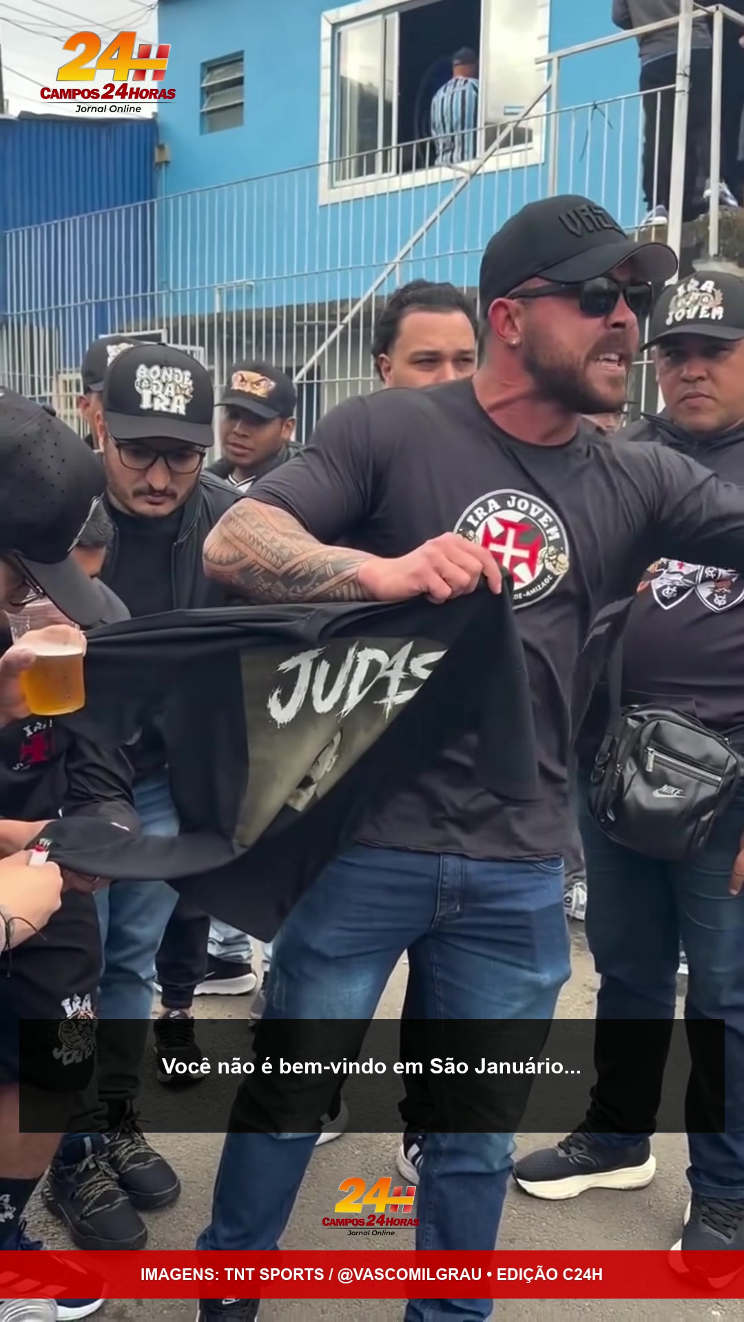 Grupo ligado à torcida organizada participa de manifestação em Porto Alegre