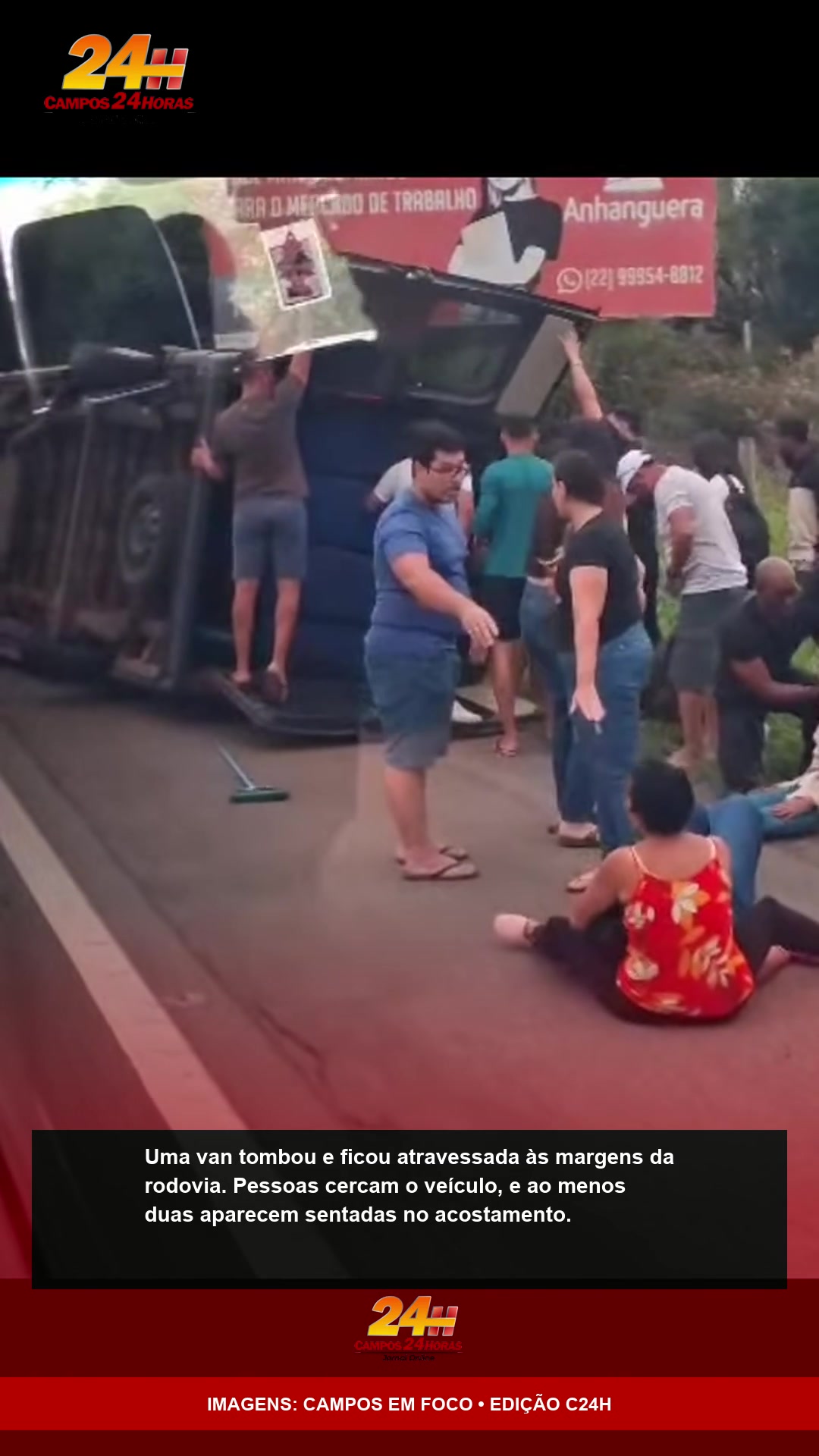 Pessoas ao redor da van tombada às margens da rodovia