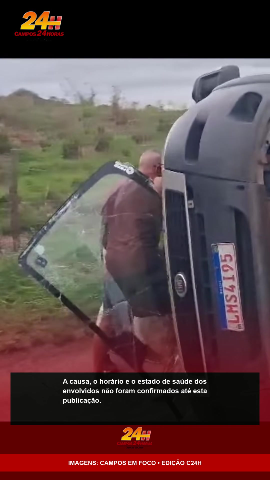 Parte dianteira da van tombada no acostamento