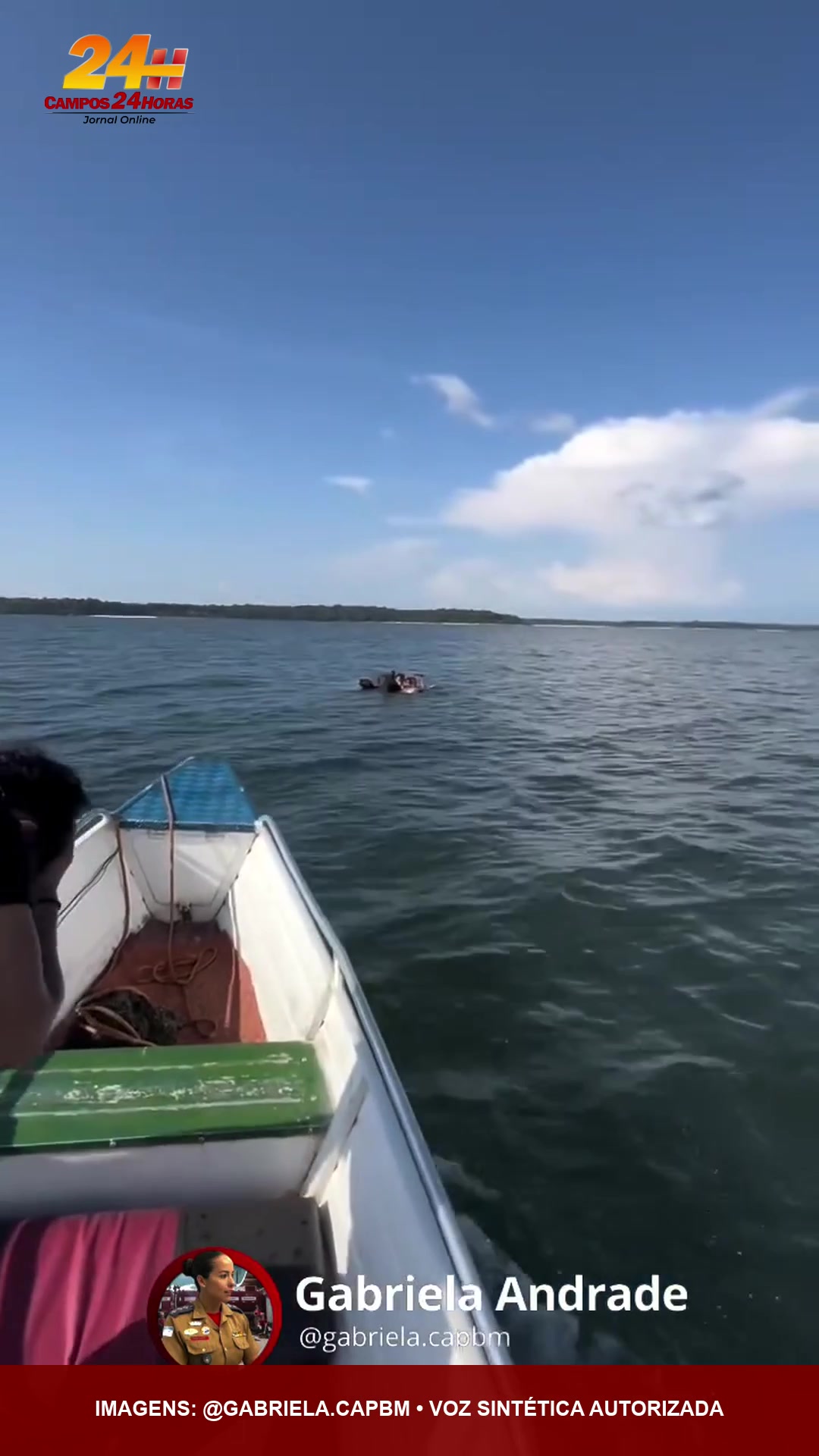 Barco se aproxima do grupo de familiares na água