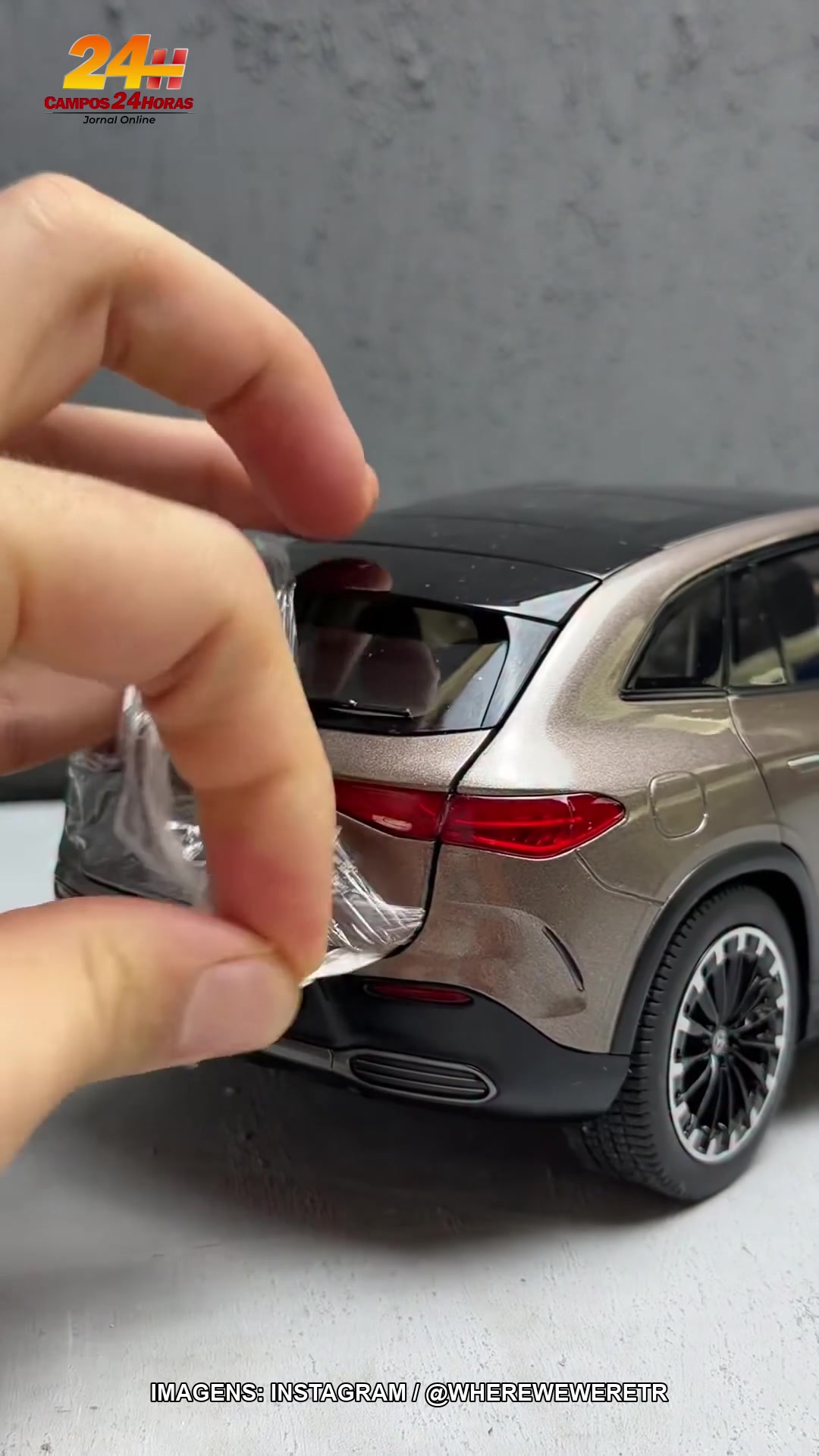 Vídeo mostra o prazer de retirar cada película de uma miniatura de Mercedes