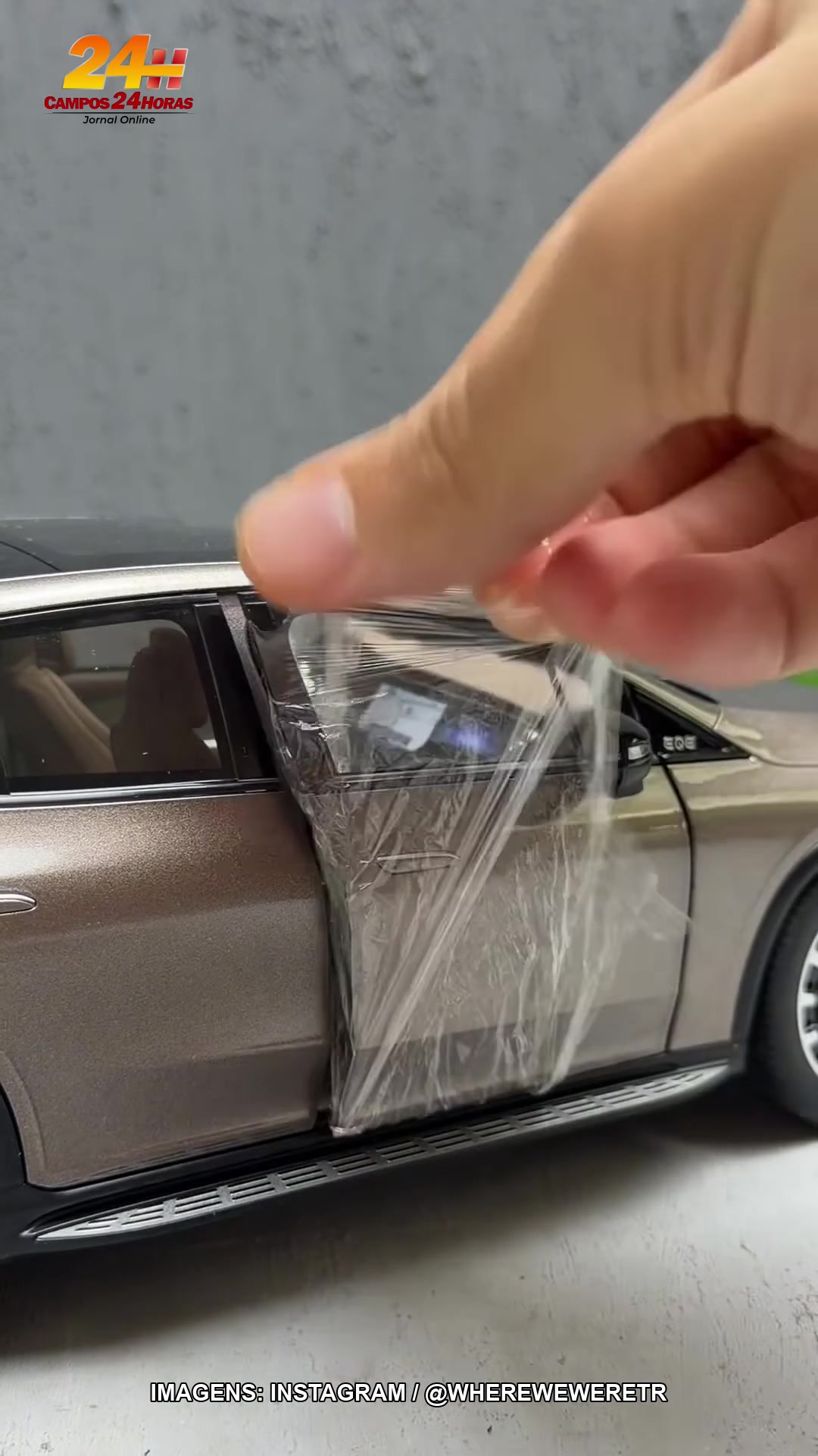 Película sendo retirada da porta da miniatura