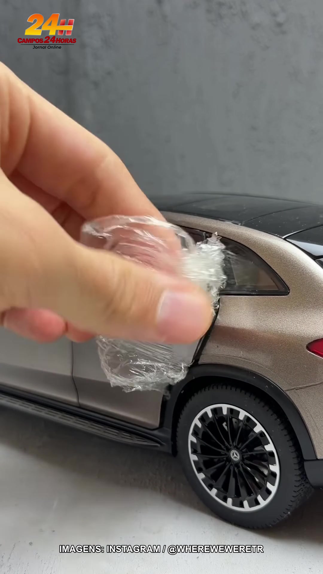Detalhe da roda da miniatura após a retirada da proteção
