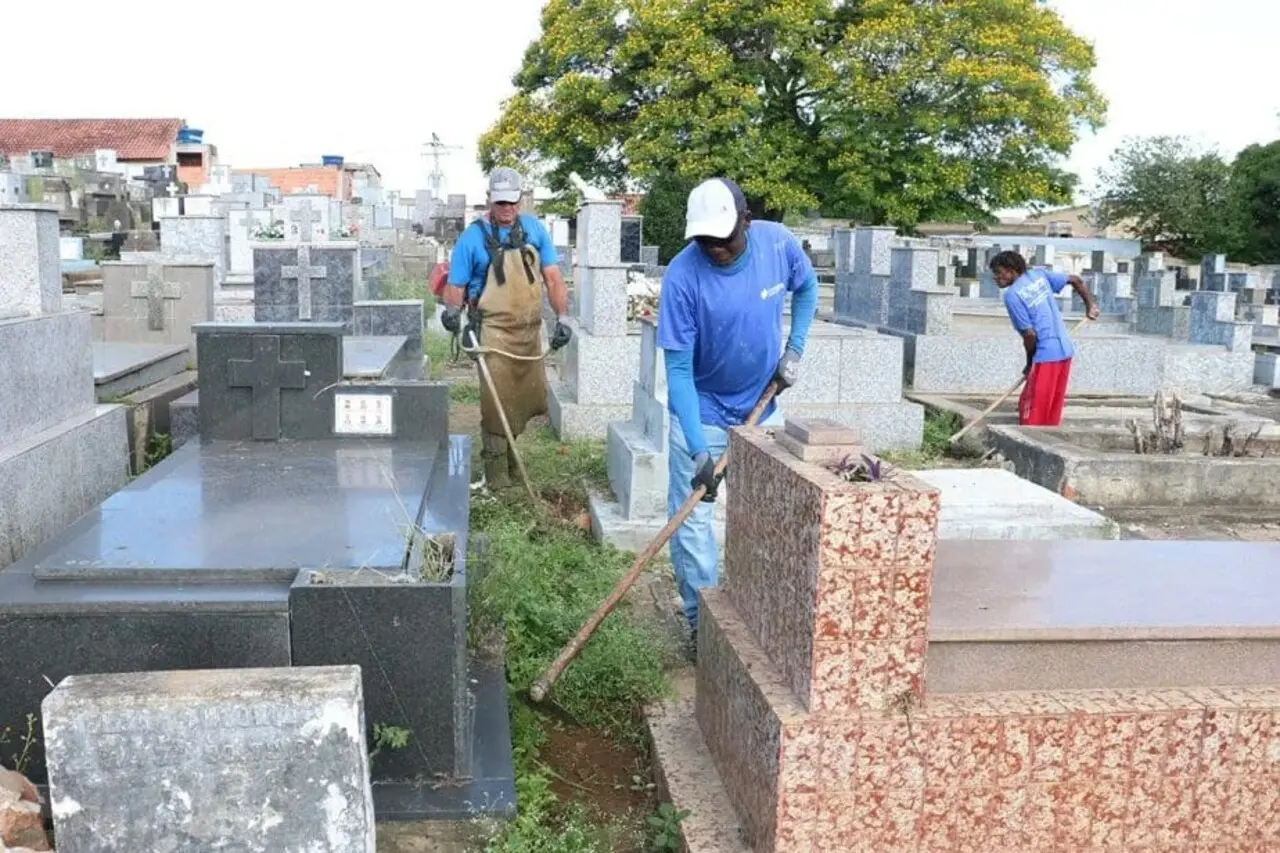 Codemca realiza manutenção permanente de cemitérios municipais