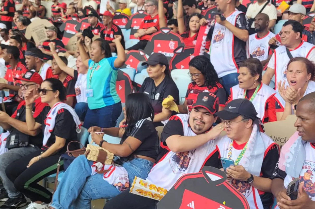 Pessoas com deficiência e idosos assistem ao jogo do Flamengo no Maracanã