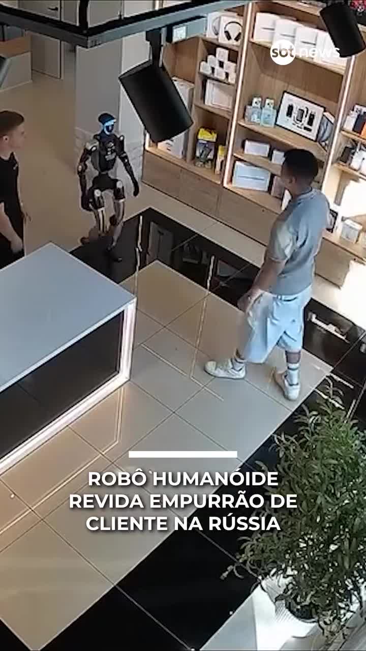 Robô humanoide próximo de pessoas em loja de eletrônicos