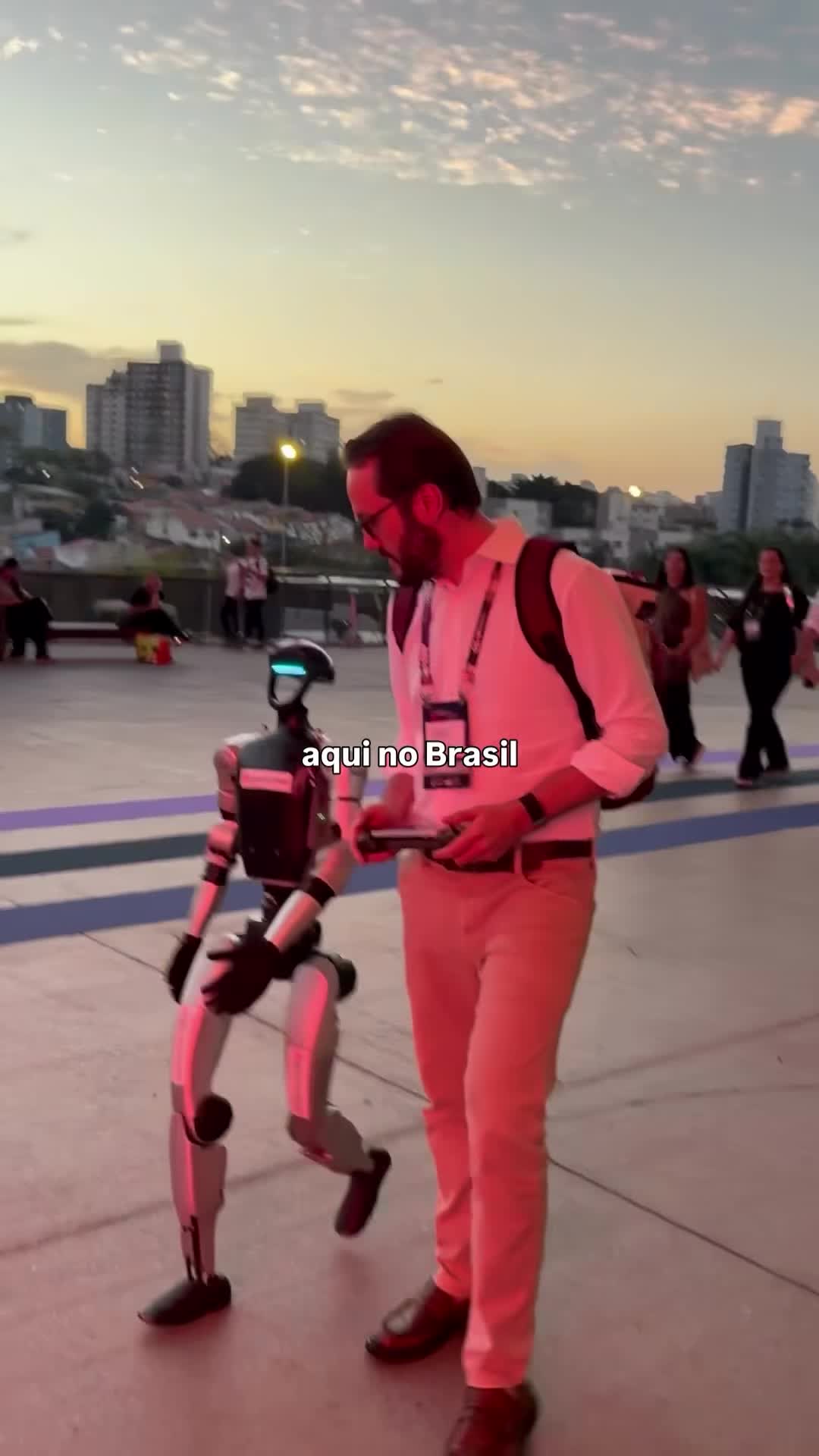 Eduardo Cavalcanti explica o funcionamento do robô humanoide