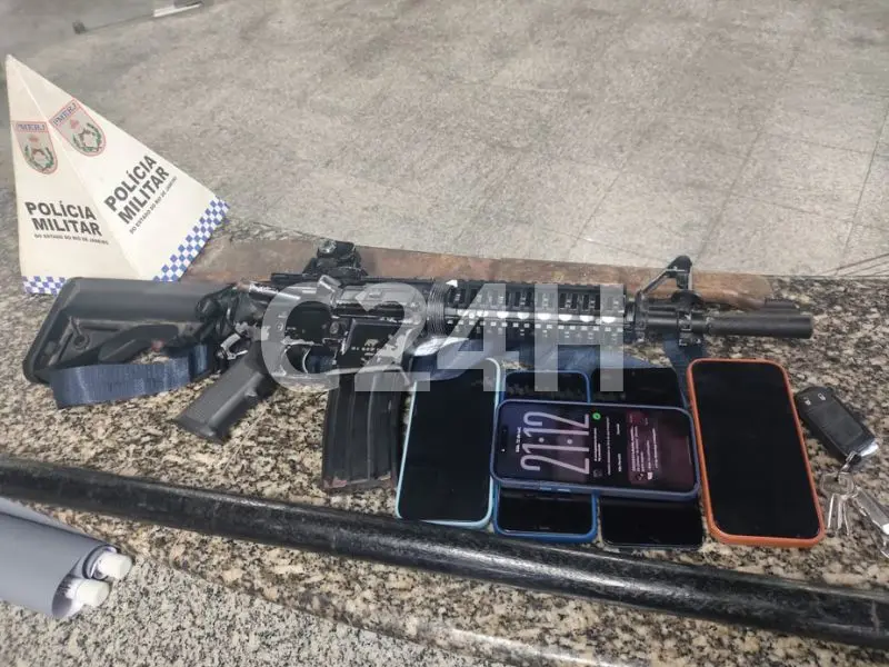 PM apreende simulacro de fuzil dentro de Jeep em Campos