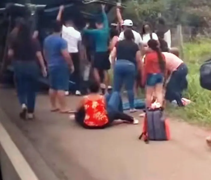 Van tomba e motos batem: acidentes com 9 feridos entre Campos e SJB