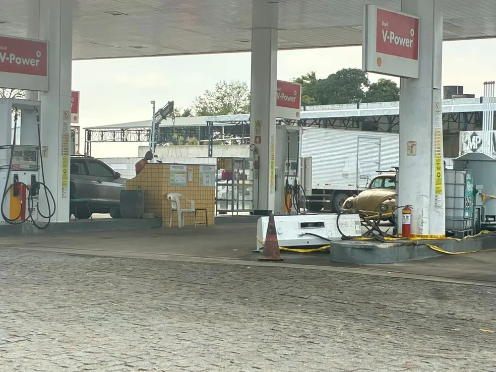 Motorista abandona carro após atingir bomba de combustível em posto de Campos