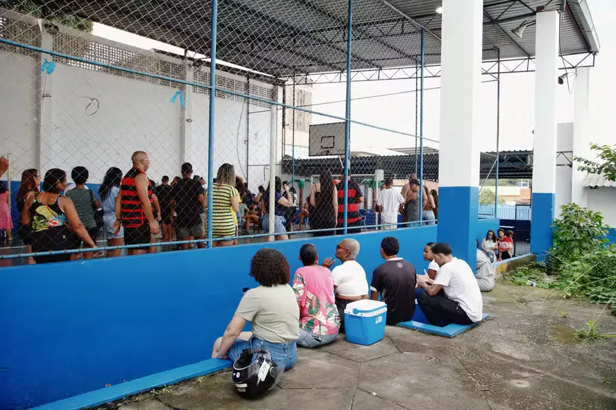 Votação é encerrada no país, mas quem está na fila ainda vota; entenda