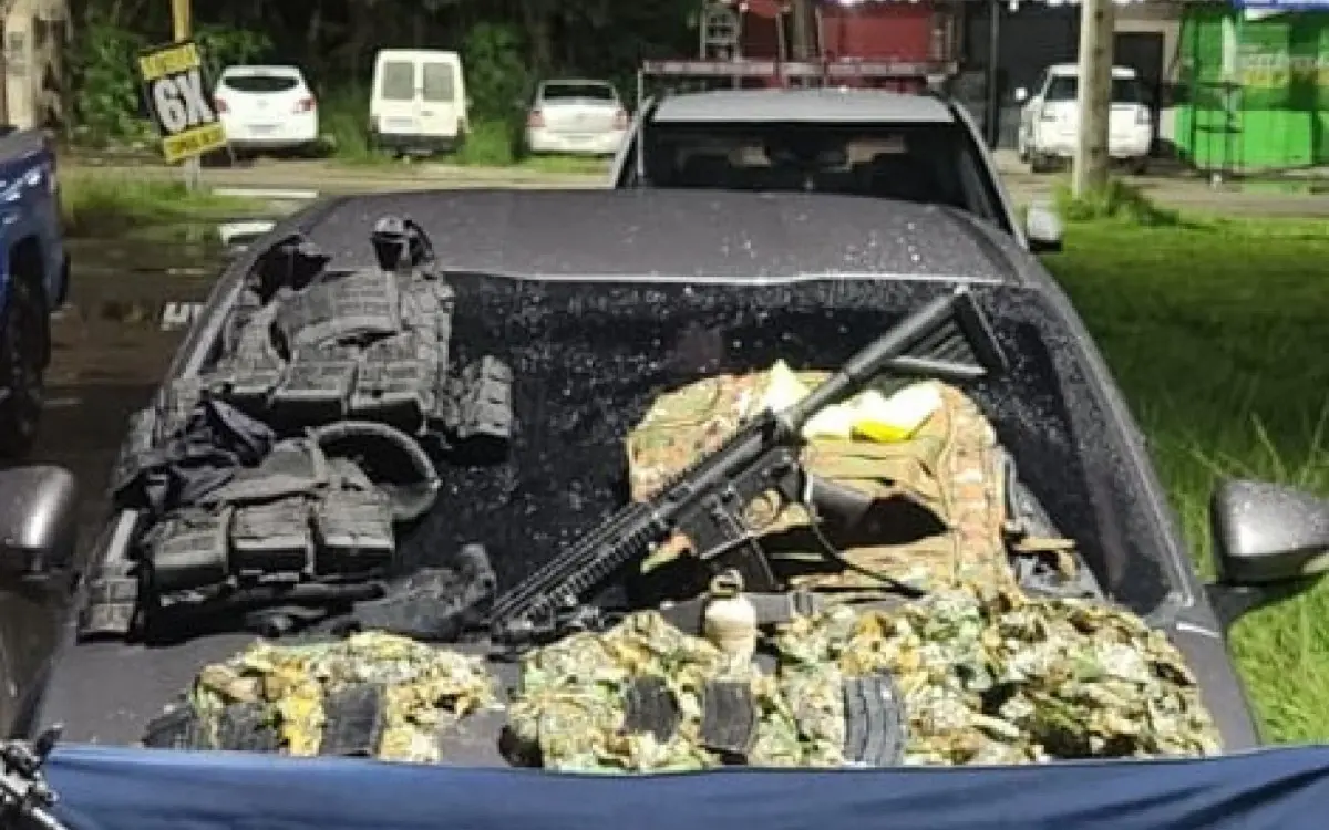 PM prende homem que transportava fuzil e granada em carro roubado