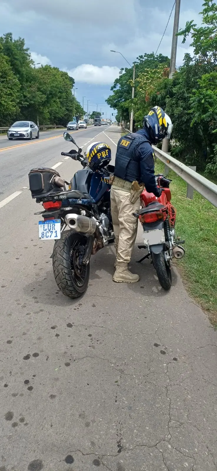 PRF apreende pistola e motocicleta após perseguição na BR-101, em Campos