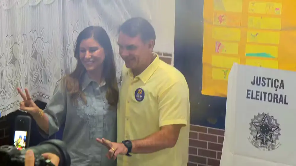 Flávio Bolsonaro vota na Zona Norte do Rio
