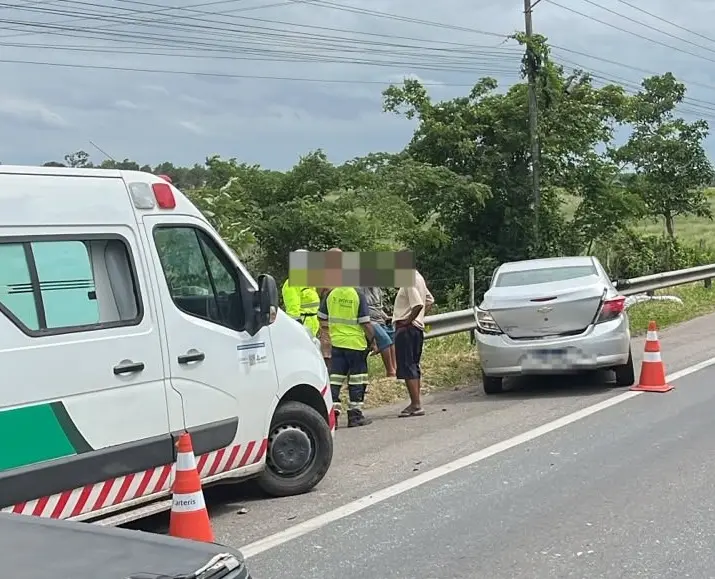 Colisão entre dois carros causa congestionamento na BR-101, em Campos