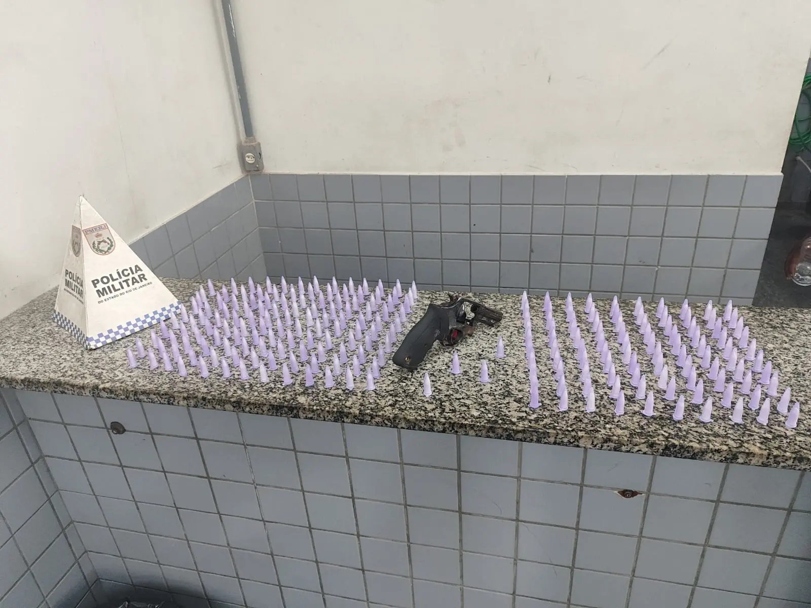 PM apreende 234 pinos de cocaína e revólver em Morro do Coco