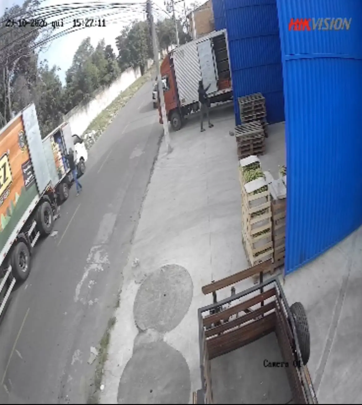 Criminosos armados com fuzil e pistolas assaltam estabelecimento em Guarus; Vídeo
