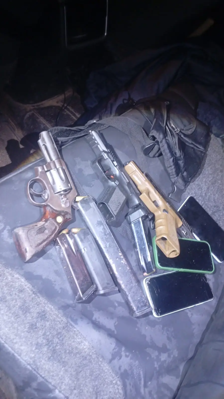 Perseguição policial termina com três homens presos com pistolas após capotagem