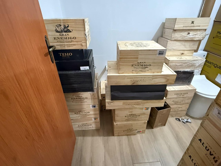 PF faz operação contra comércio ilegal de vinhos e cumpre mandados em Campos