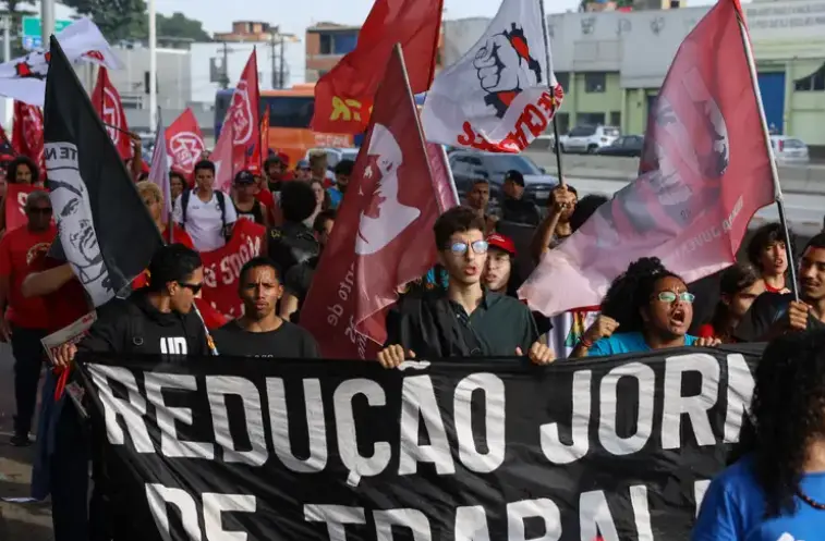 Imprensa estrangeira vê vitória de Lula em aprovação do fim da 6x1