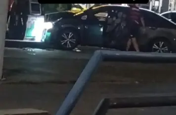 Carro bate em bomba de combustível em posto na área central de Campos