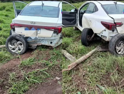 Carro sai da pista em acidente em frente à Escola Nova, em Quissamã