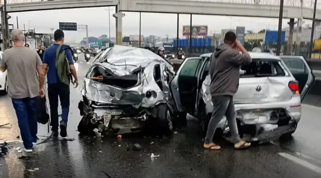Motorista infarta e engavetamento de 20 veículos deixa feridos no Rio