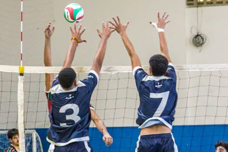 Time do Campos Vôlei se prepara para a terceira partida contra o Grajaú, neste sábado