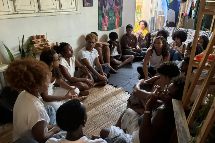 Projeto do PAAQ encerra ciclo de encontros levando alunos à Casa AfroRaiz