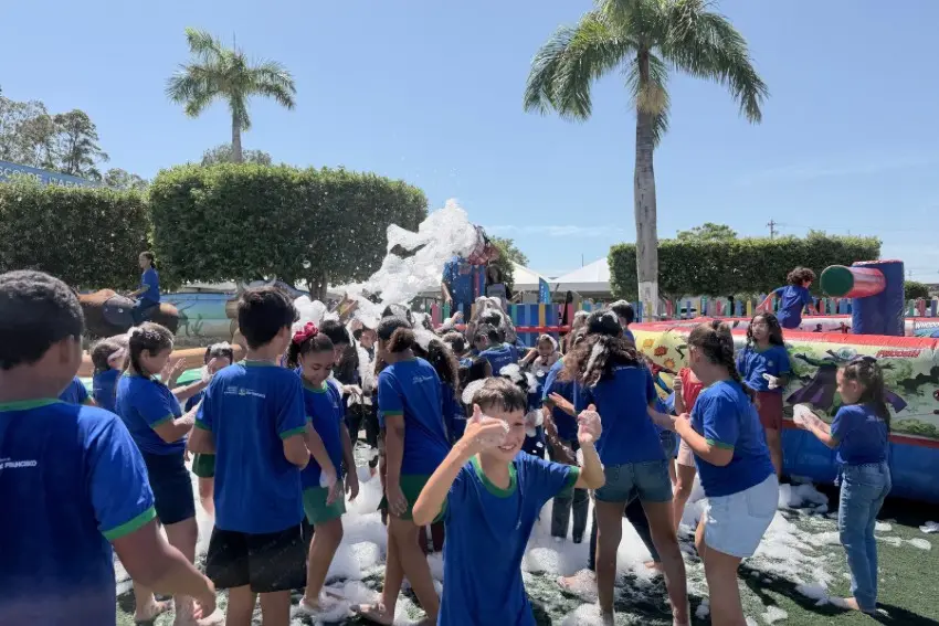 SFI: Banho de espuma faz a alegria dos alunos da Rede Municipal na Semana da Criança
