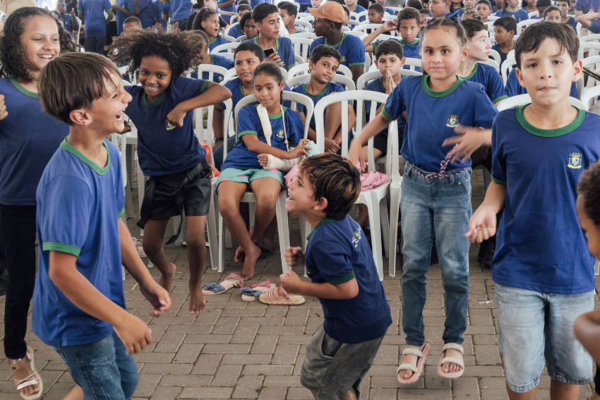 Teatro encanta alunos da Rede Municipal durante programação da Semana da Criança