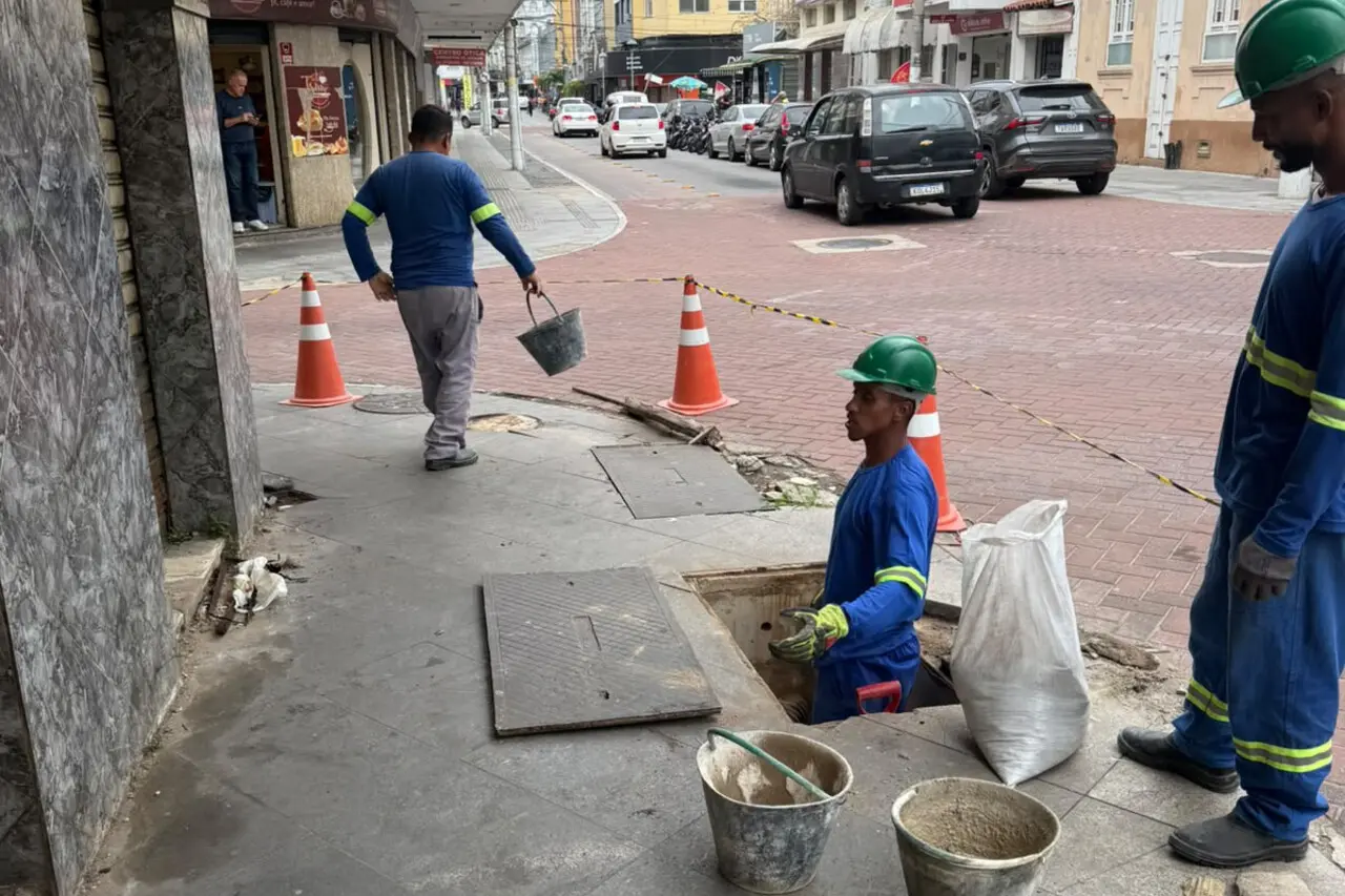 Governo Frederico Paes realiza manutenção de vias em Lagoa de Cima, Farol e ruas da cidade