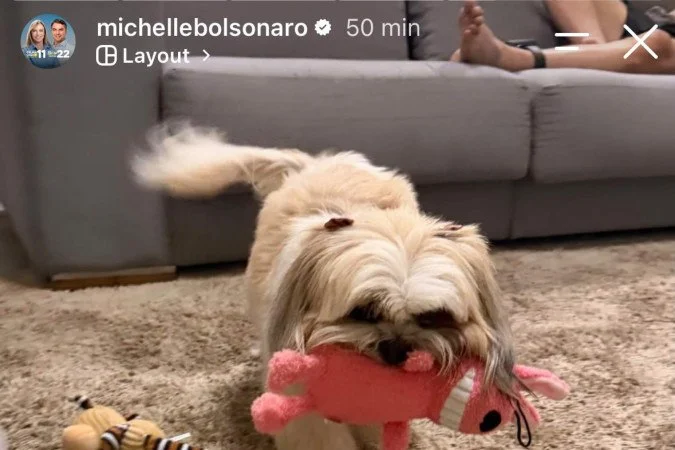 Michelle posta foto com tornozeleira de Bolsonaro ao fundo