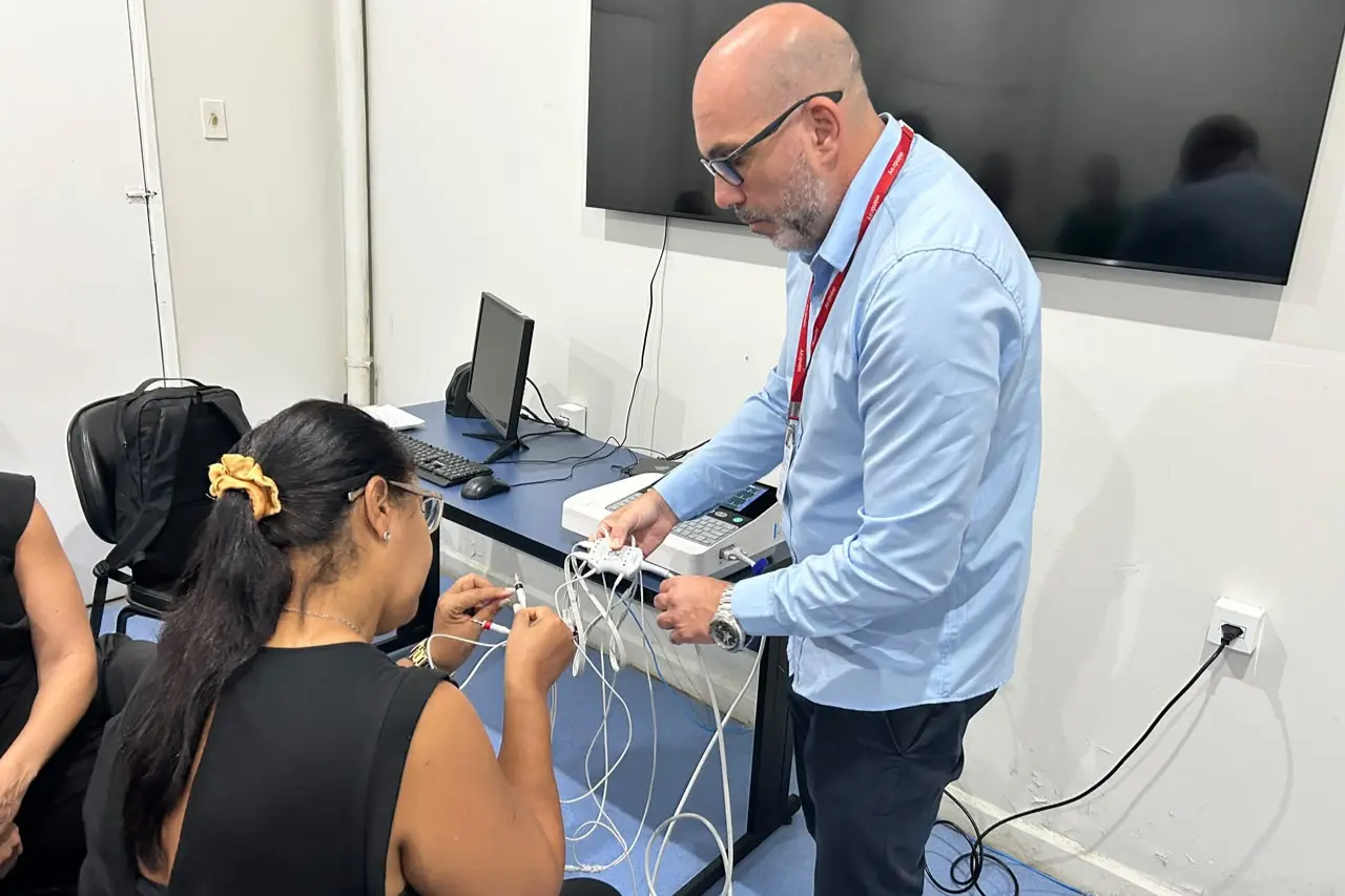 HFM capacita equipe de enfermagem para utilizar novos aparelhos de eletrocardiograma