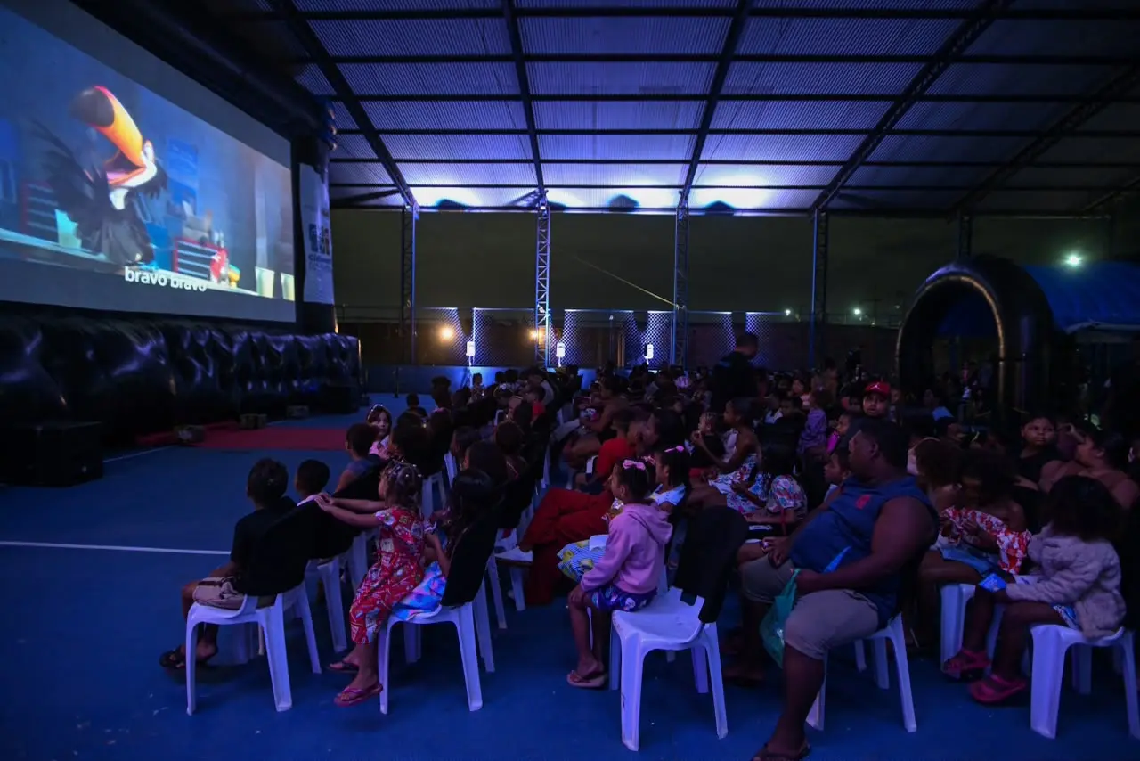 Outubro Encantando: crianças do Novo Jóquei assistem ao filme Rio 2