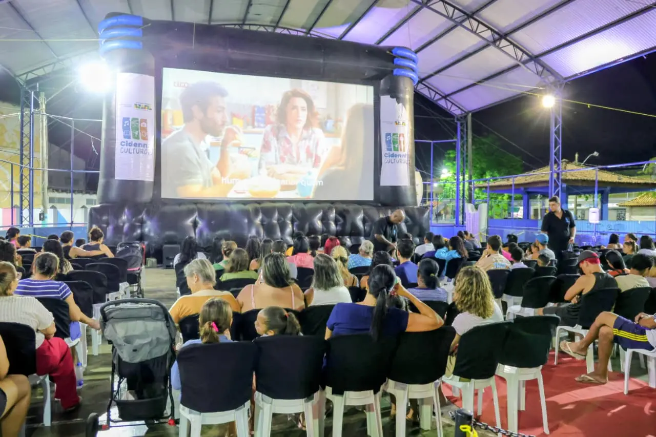 Outubro Encantado: famílias assistem ao filme “Minha Mãe é uma Peça” na Praça de Tócos