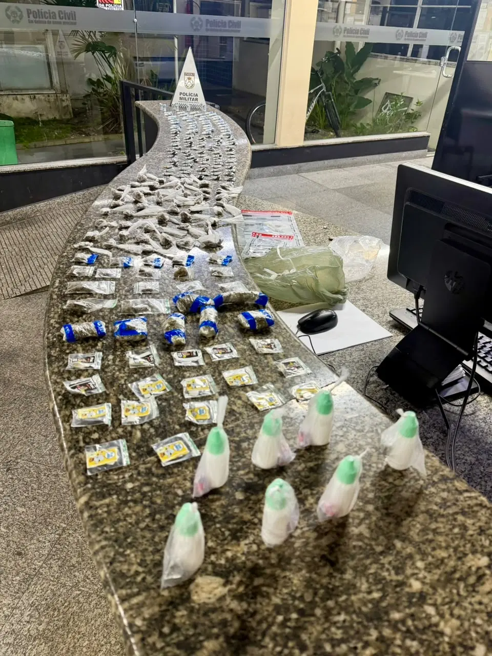 Traficantes fogem e PM apreende drogas em telhado de residência na Tira Gosto