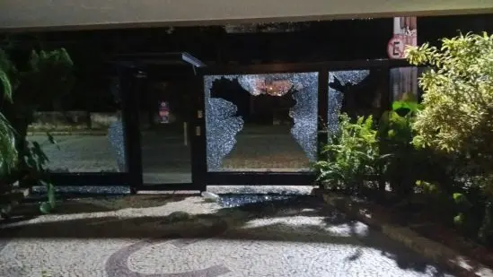 Grupo de motoboys invade condomínio e causa destruição em Campos