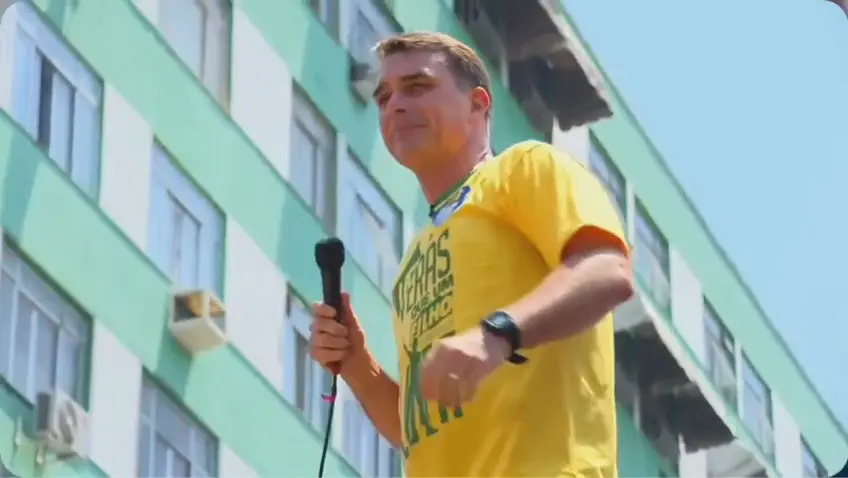Vídeo: Flávio diz que Jair Bolsonaro colocará a faixa presidencial nele no dia da posse