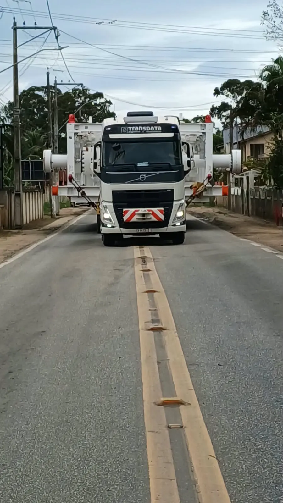 Escolta de carga superdimensionada provoca retenção e interdição temporária na BR-356