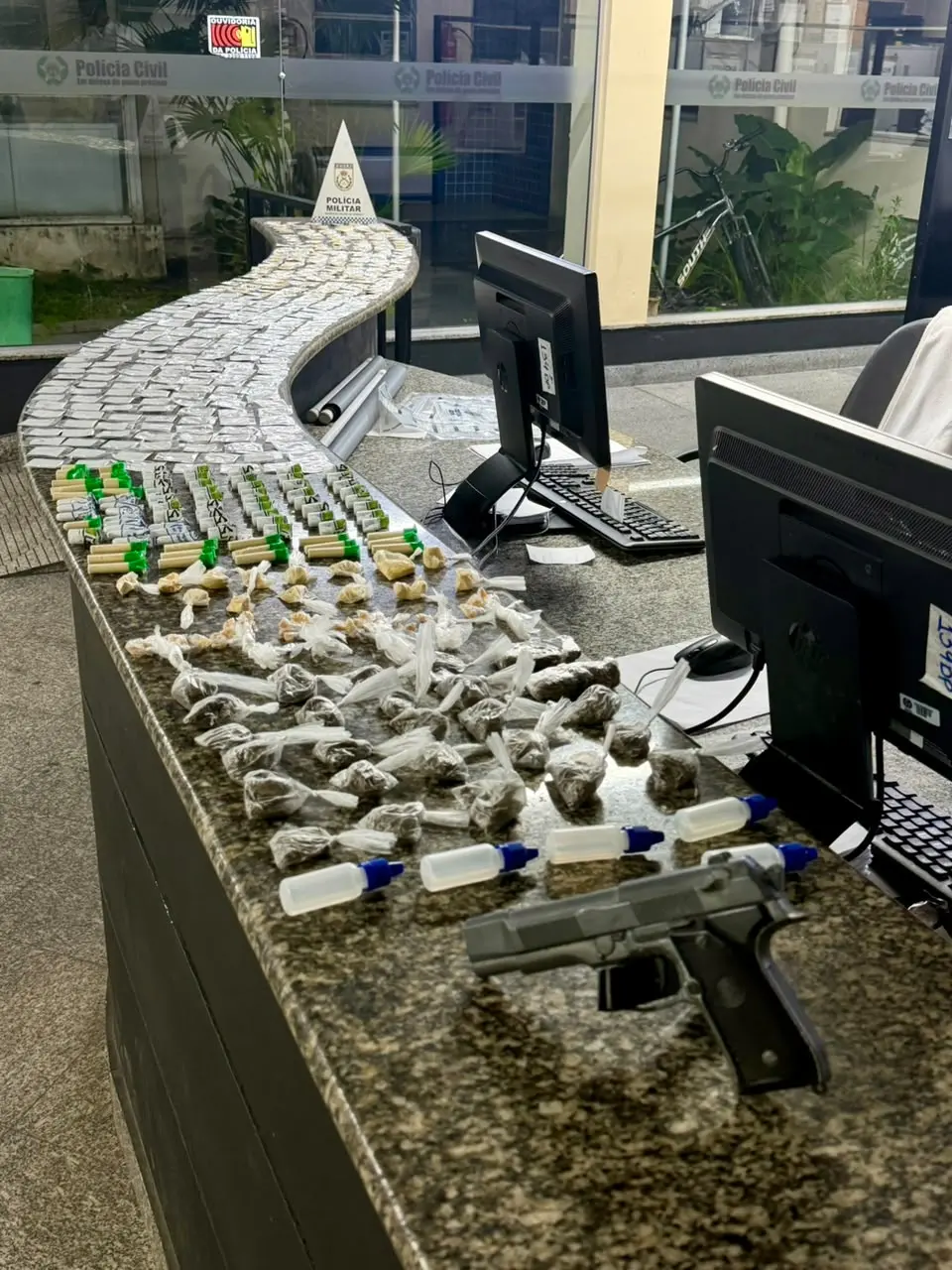 PM apreende drogas avaliadas em mais de R$ 17 mil na Lapa, em Campos