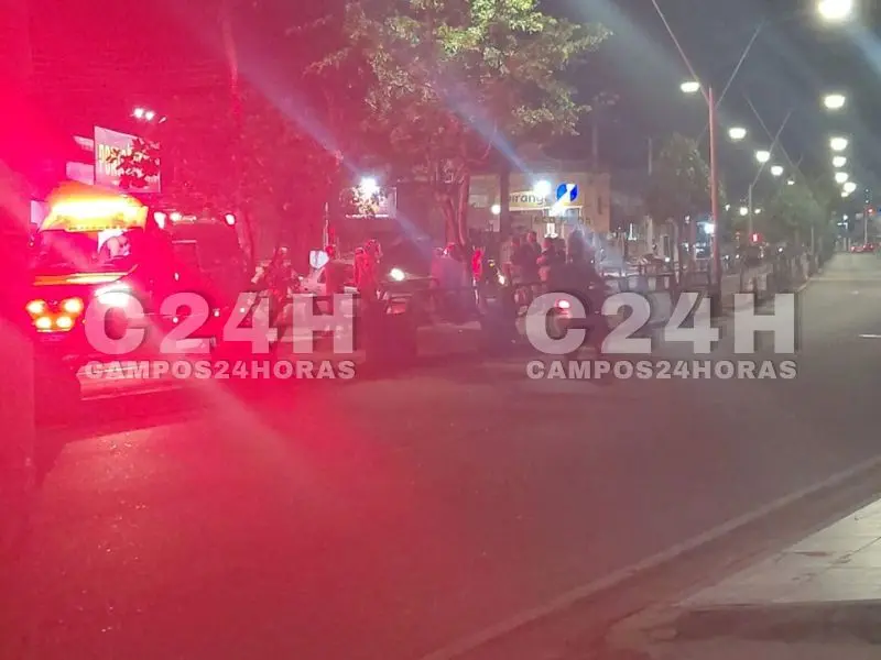 Carro atinge ciclovia e deixa três homens feridos em Campos