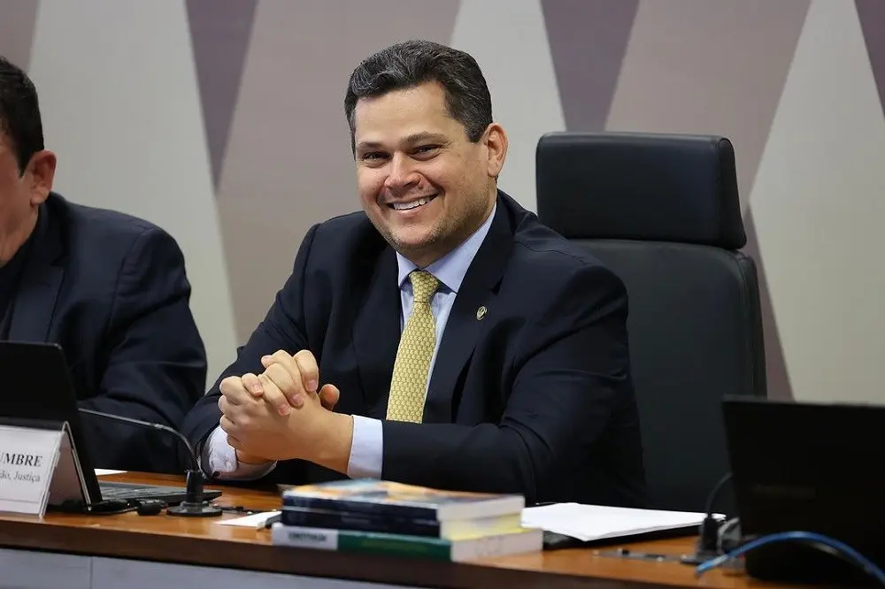 Alcolumbre vai promulgar fim da escala 6x1 nesta sexta