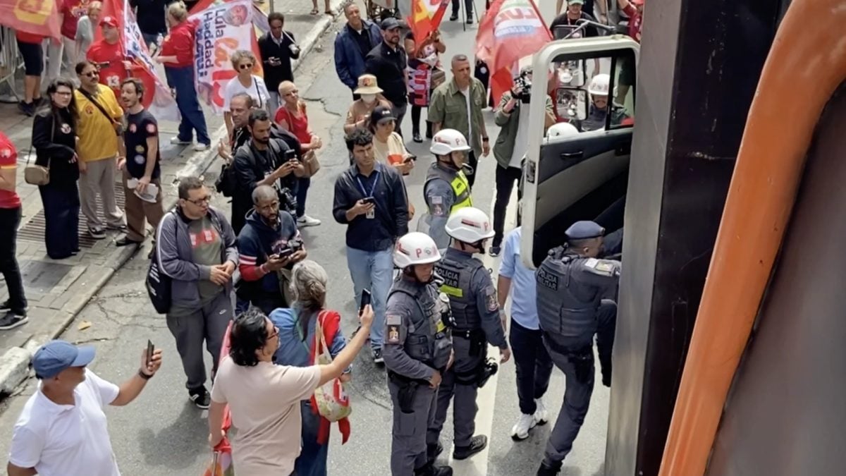 Policial militar junto a caminhão de som durante ato em São Paulo