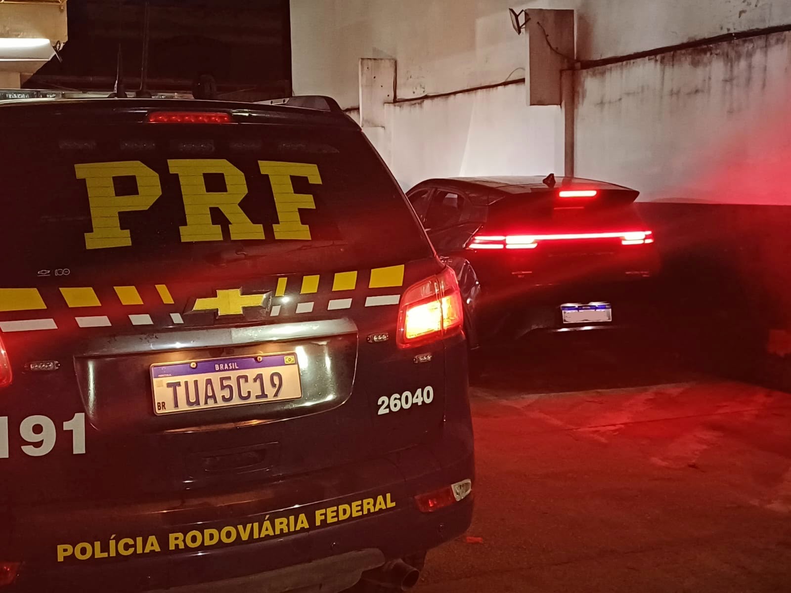 PRF recupera carro roubado e prende homem com três mandados em aberto na BR-101, em Campos