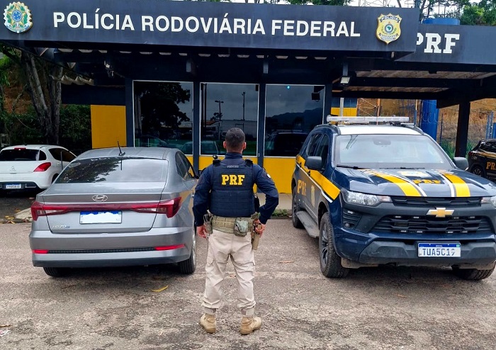 PRF recupera HB20 roubado e prende homem em Campos